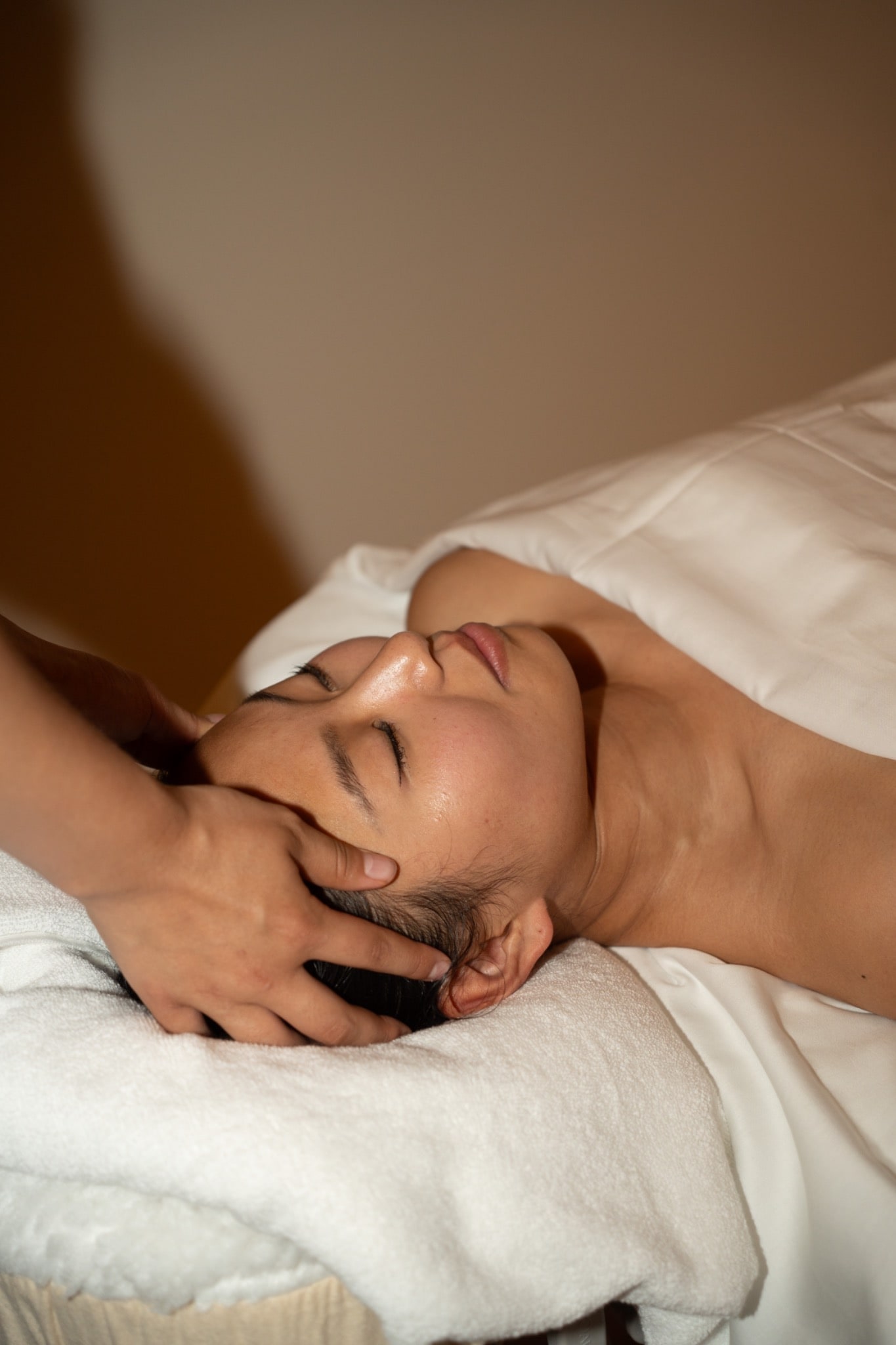 Guest receiving a spa head massage at Raiden Resort